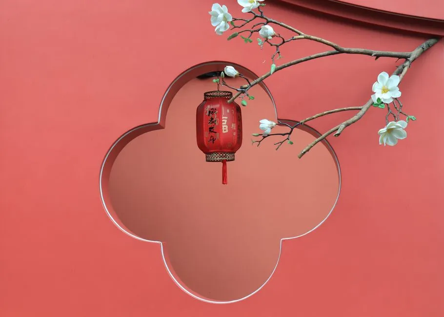 Are mirrors feng shui? Traditional Chinese home with red lantern and mirror in feng shui history
